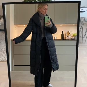 Lång dunjacka - Sparsamt använd. Frakt tillkommer 63kr