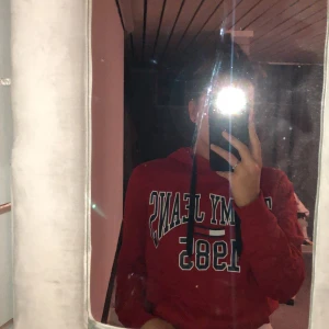 Tommy Jeans röd hoodie S - Knappt använd och i perfekt skick. Bekväm och mjuk med snygga detaljer. Frakt står köparen för🥰