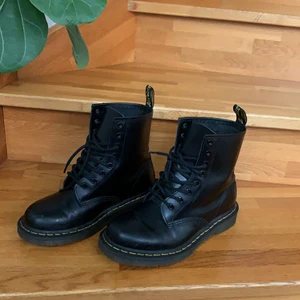 Dr. Martens 1460  - Säljer mina Dr. Martens originalmodellen 1460- 8 Eye Boot i storlek 37 då dom inte kommer till användning.         Köptes i våras på Nilson shoes för 2000:- och är i väldigt bra skick. Budgivning i kommentarerna 