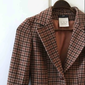  - Vintage tweedkavaj från Hennes & Mauritz i mycket fint skick. 75% Ull och 25% polyester. Storlek 36 men är mer som en 34.  Möts upp i Stockholm annars får köparen stå för frakten.
