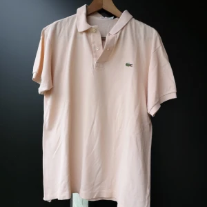  - Vintage lacoste. Piké i ljusrosa. Funkar supersnyggt oversize på mig som har S. Funderat på att klippa av den till magtröja, men inte riktigt vågat, hade varit supersnyggt till ett par höga jeans!