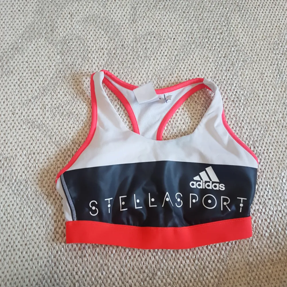 AdidasX Stella McCartney  Använd en gång, säljes för att den är för liten, nypris 400. Övrigt.