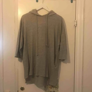  - Ljusgrå oversize kofta. Lite längre baktill och armarna är trekvart 