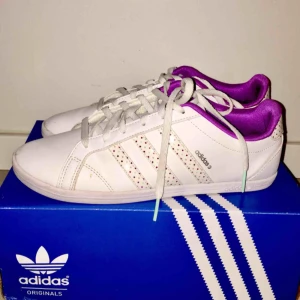 Sneakers Adidas  - Unika Adidas skor. Har aldrig sett dem någon annanstans. Köpta utomlands. Nypris: 600:- Märke: Adidas - Färg: Vita - Storlek: 39,1/3 - . Snygga och bekväma skor i fint. Använd 2 gånger. Mjuka och lätta skor. Köparen står för frakten. 
