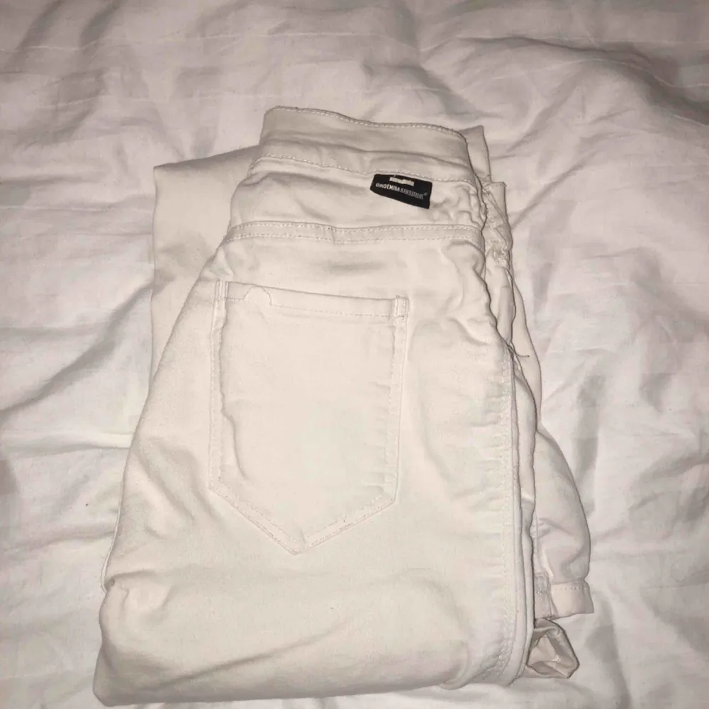 Vita bootcut jeans från Drdenim, fint skick, säljer för dom är små, storlek XS passar även en S . Jeans & Byxor.