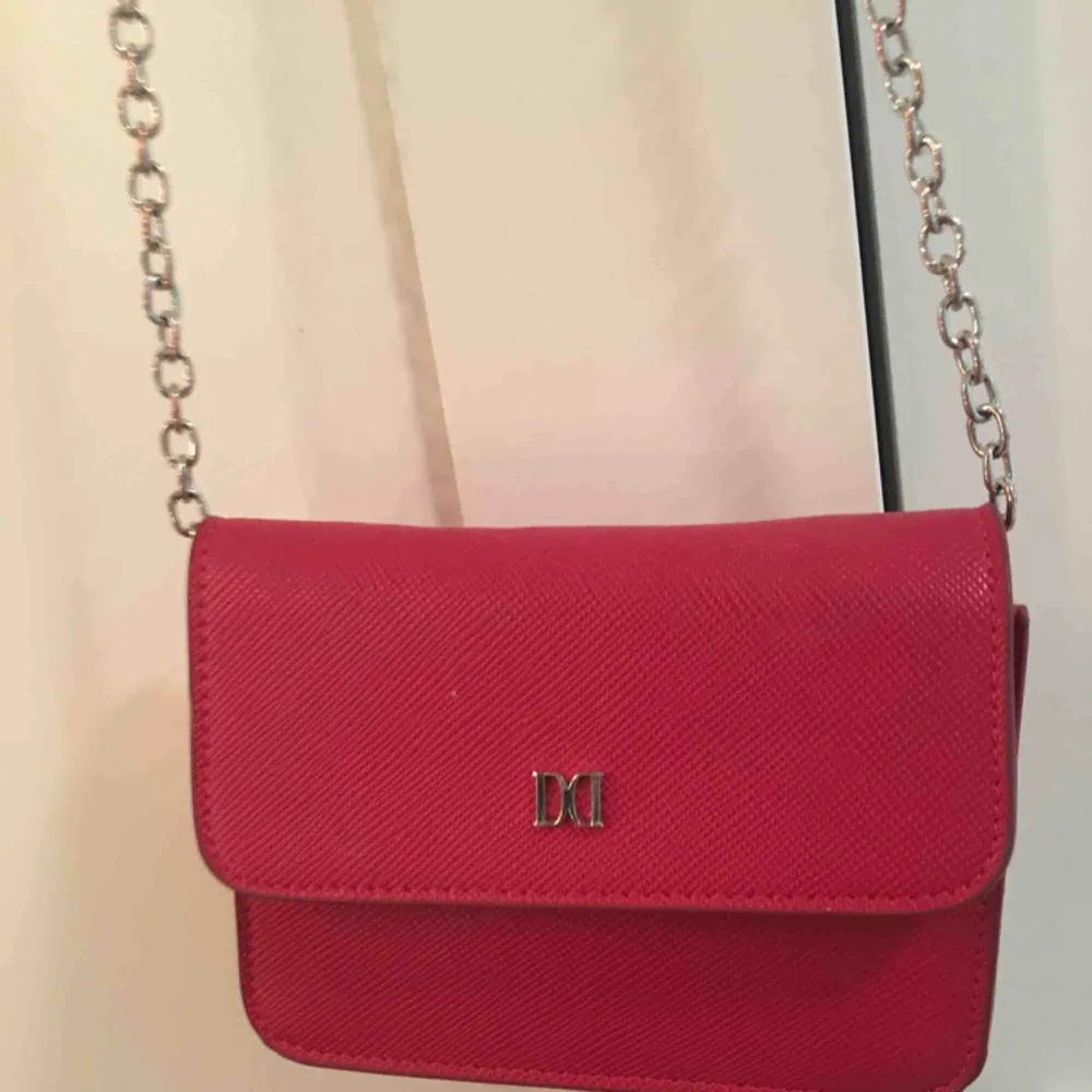 En handväska i röd färg! Superfin med fack inuti:). Accessoarer.