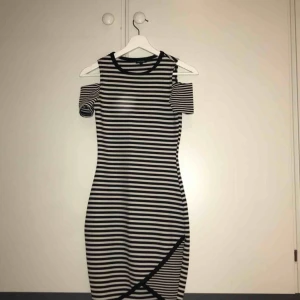  - Klänning från River Island. Strl 6, motsvarar strl 32. Kan skickas men köparen står för frakten. 