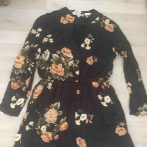  - Svart blommig klänning 