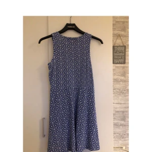  - En fin klänning från skill i storlek 170. Använd på en skolavslutning. Väldigt fin och skön.