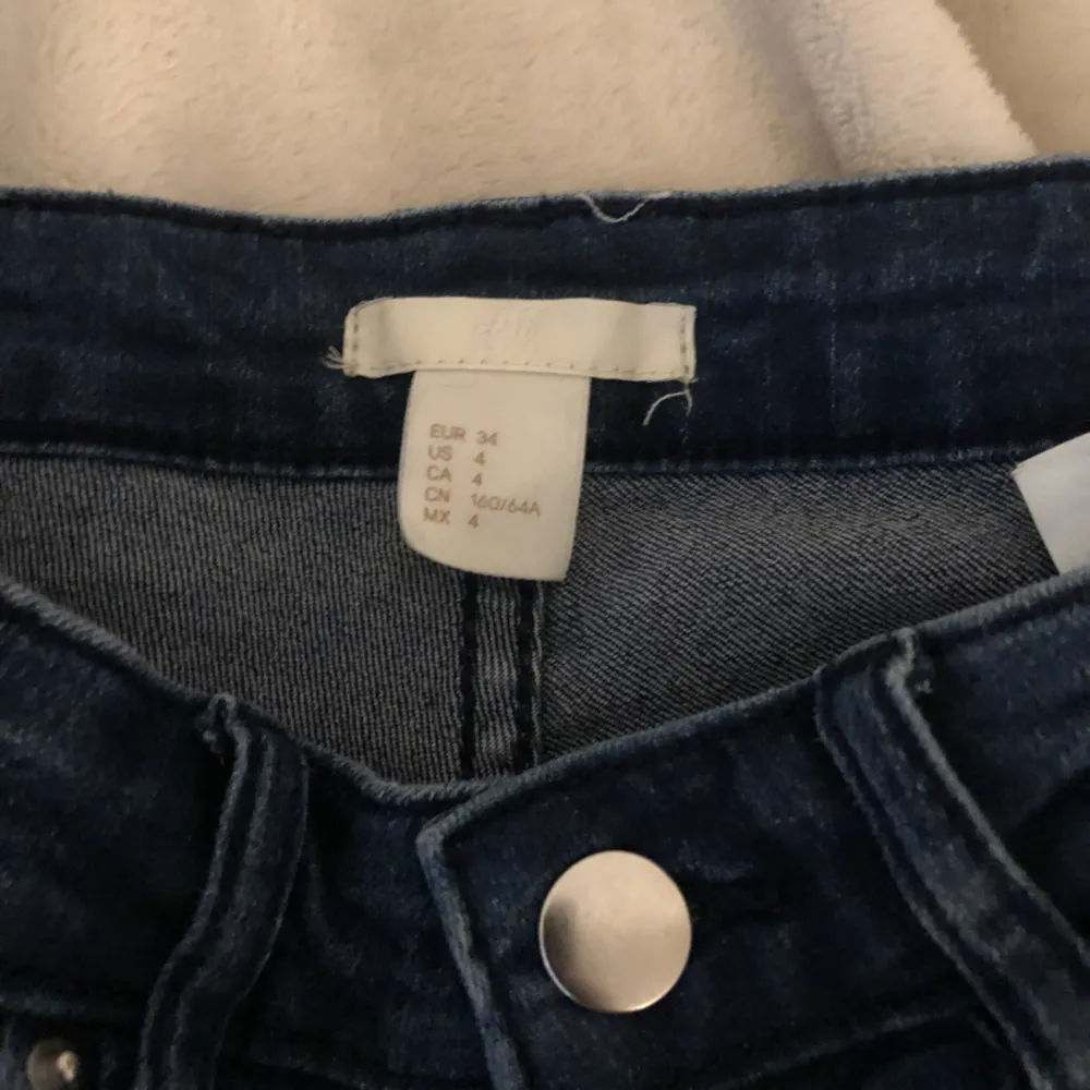 Ett par mörkblåa håliga jeans från hm. Storlek 34 och ett väldigt skönt material och bra kvalité. Använda 1 gång. Normalt pris 249kr. Frakt kan diskuteras:) normalhöjd midja.. Jeans & Byxor.