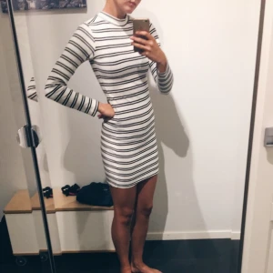  - Jättefin långärmad randig klänning, väldigt bekväm! Är en XS men jag har vanligtvis S och den funkar bra på mig då tyget är väldigt stretchigt. Kolla gärna in mina andra annonser!