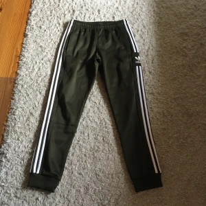  - Helt nya adidas byxor från London Gatwik AirPort och jag hann ej att prova😕  Nypris:580kr Frakt:50kr Kan mötas upp i centrala Stockholm och centrala västerås! Tar inte emot oseriösa och långsamma kunder! 