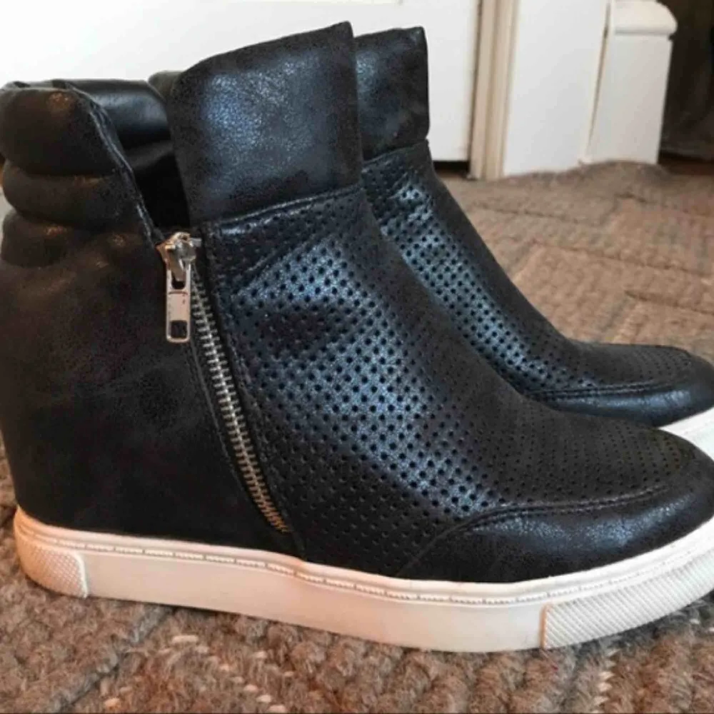Ett par så snygga och coola boots med klack!💕 köptes på nätet för ca 1500kr, mitt pris 700kr plus frakt☺️ skorna är i fint skick och ser som nya ut. Hör av er om ni har frågor💕. Skor.