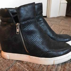 Ett par så snygga och coola boots med klack!💕 köptes på nätet för ca 1500kr, mitt pris 700kr plus frakt☺️ skorna är i fint skick och ser som nya ut. Hör av er om ni har frågor💕