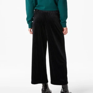  - SUPERFINA Svarta, lite korta och utsvängda/raka sammetsbyxor med ljusa ränder på. Köpta här men var lite för stora i midjan för mig, står XS men skulle säga att de funkar som S! 