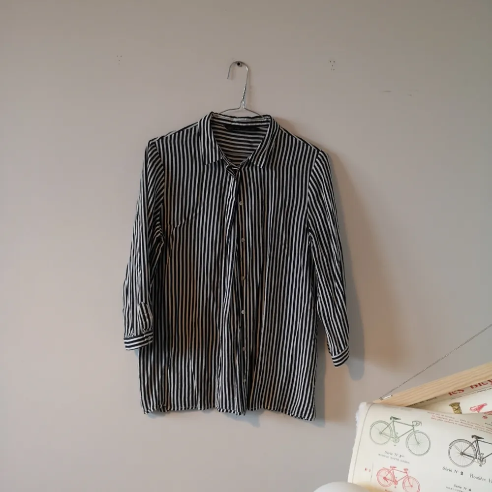 Superfin skjorta från zara med lite kortare ärmar som lätt går att vika upp om man vill det. Väldigt mörkblå ränder, ser nästan ut som svart. Kommer aldrig till användning. . Skjortor.