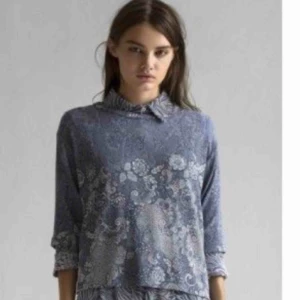  - Rodebjer des ornamental blouse, i fint skick. 100 % viskos. 