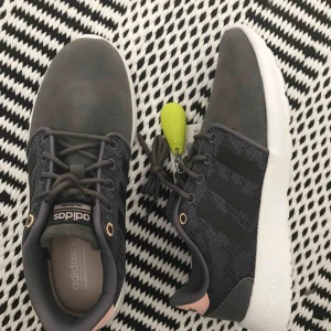  - Helt nya oanvända Adidas med skön cloudfoam memory sula. Grå/rosa. Lappar kvar. 