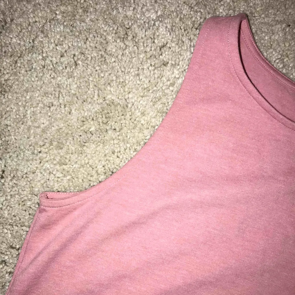 Jättefin rosa klänning från H&M. Aldrig använt så absolut inga fel alls, som nyköpt. Stretchig, jätteskönt material. Frakten kan diskuteras. Skicka meddelande vid frågor eller mer bilder💗. Klänningar.