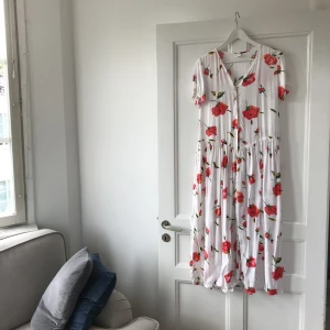  - Underbar vintageklänning. Passar 34-38, knytband i midjan. Går till ankeln på mig (170cm).  Jag bjuder på frakt 🌸💫