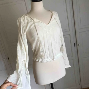  - • Supersöt spetsblus från Hollister •  - slitsade ärmar från armbågen ungefär - croppad  80 kr + frakt