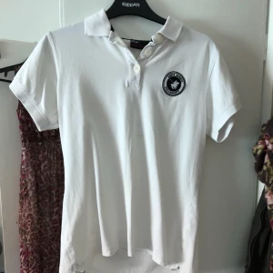  - Vit pike av märket polo