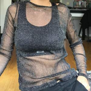 Glittrig transparent tröja från urban outfitters. Använd fåtal gånger. Möts upp i Stockholm annars tillkommer frakt!