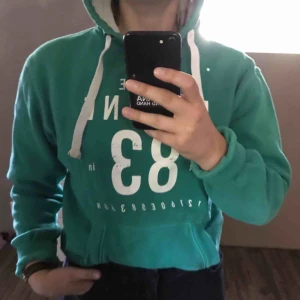  - Turkos/grön hoodie från race marin, storlek S men funkar även som M. frakt tillkommer