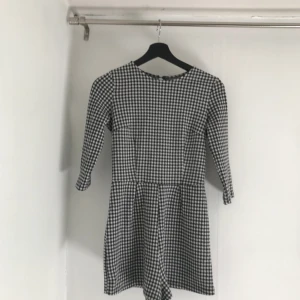  - Sitter ganska tight och enligt mig är den lite för kort på mig (jag är 172 cm) Annars är den i väldigt fint skick! 