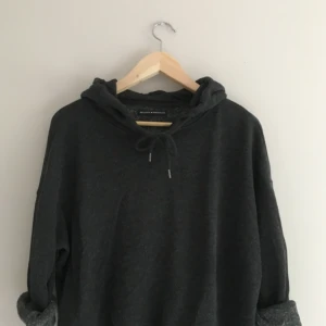  - Mörkgrå hoodie från Brandy Melville