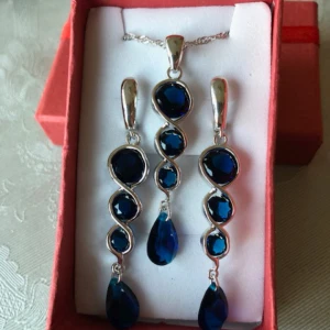  - Sterling silver (925) set olika set olika färger 350/st Halsband+armband+örhängen+ring Kolla bilderna☝🏼☝🏼 Kan skickas med posten men köparen står för frakten.😊