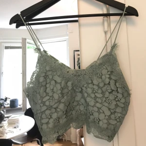  - Ljus turkos topp från ginatricot