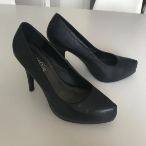  - Svarta pumps med dold platå! Strlk 40 men passar ev även 39,5. Klacken är 11 cm vid hälen och platån ca 1,5 cm. Använda ett fåtal gånger - bra skick! Lite stora för mig som har strlk 39 så hoppas någon annan kan få användning för dem istället! 🖤
