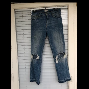  - Supersnygga jeans från Zara säljes! Oanvända och alltså i mycket fint skick. Strl: 36.  