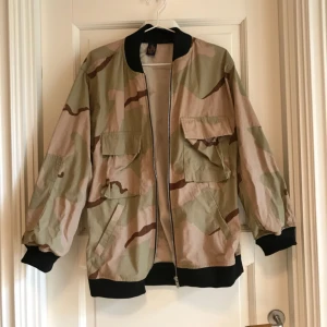  - Armyjacka från Beyond Retro. 