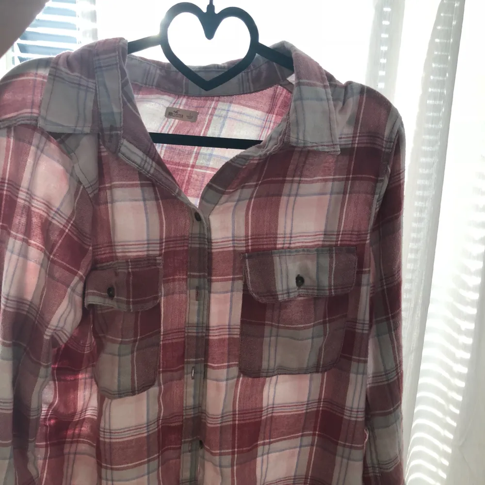 En rutig skjorta inköpt på hollister i strl L. Den är oversized och jättefin att ha knuten och en fin bralette eller tubtopp under. Näst intill oanvänd. 🎉😺. Skjortor.