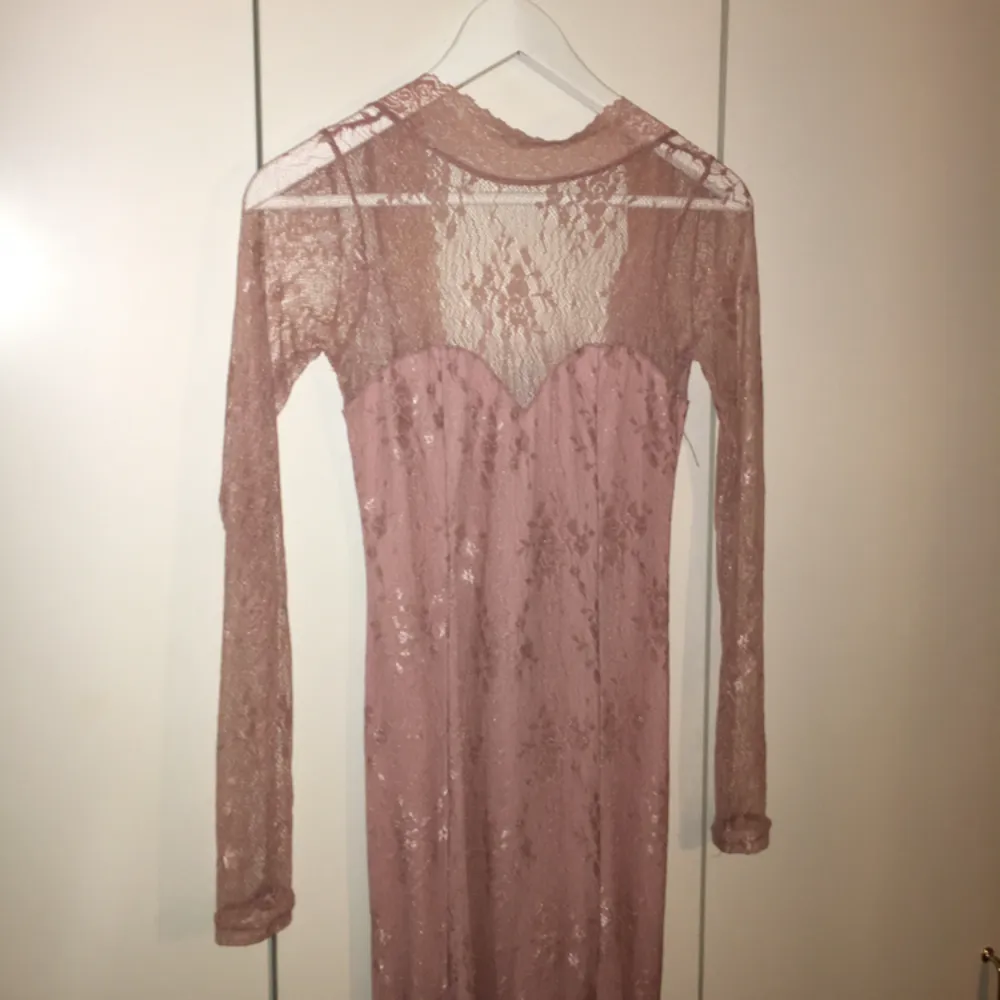 Min fina fina balklänning som behöver komma till använda, ifrån nelly.com som ny. . Klänningar.