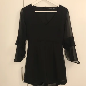  - En jättefin svart playsuit som är öppen i ryggen. 130kr + frakt!