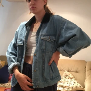  - Mycket mjuk och skön jeansjacka med sammetsdetaljer 💓 saknas några knappar 💓