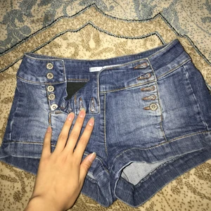  - låg midjade shorts