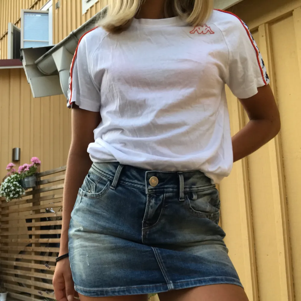 Jeans kjol från U.S POLO ASSN. Köpt för 700kr. Använd 1 gång och är i väldigt fint skick.   Möts upp i Stockholm och fraktar (köparen står för frakten). Kjolar.