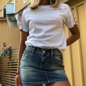 Jeans kjol från U.S POLO ASSN. Köpt för 700kr. Använd 1 gång och är i väldigt fint skick.   Möts upp i Stockholm och fraktar (köparen står för frakten)