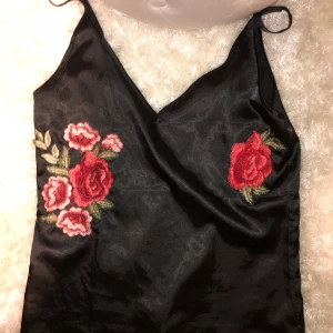  - Står ingen storlek i den men är som M. Som ny. Blommigt linne i satin