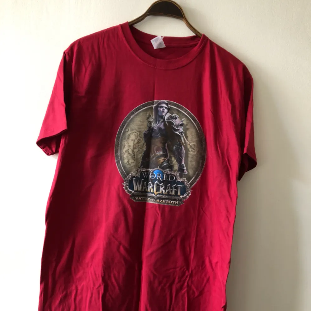 Helt ny World Of Warcraft Battle For Azeroth T-shirt i storlek large. Kan hämtas i Uppsala eller skickas mot fraktkostnad 39 SEK . T-shirts.