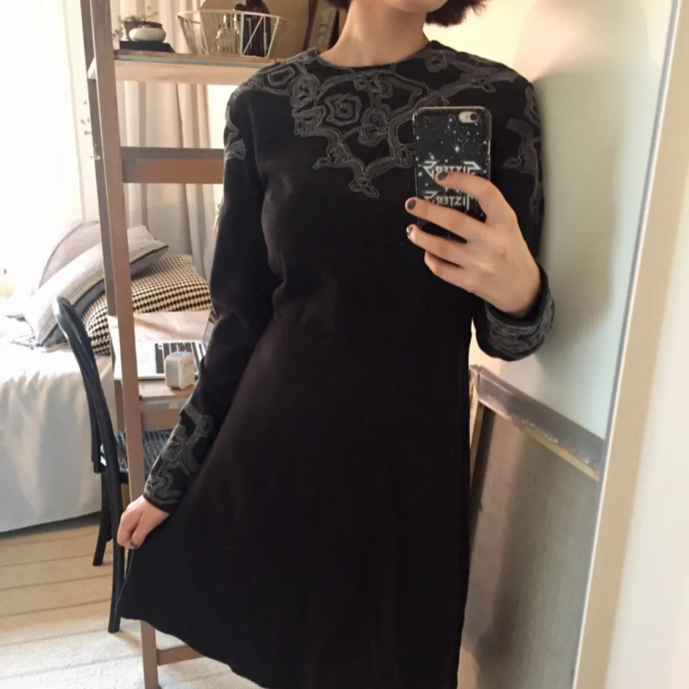 svart klänning med coola broderier vid halsringning och ärmslut. köpt på emmaus vintage och aldrig använd av mig, fint skick. lapp med märke och storlek saknas men uppskattar den till en storlek S. Klänningar.