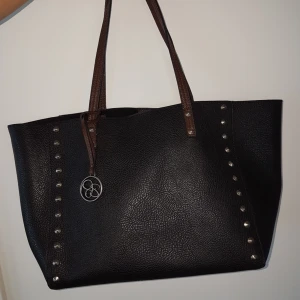  - Praktisk axelväska Leopardmönstard innerväska är avtagbar och även bottenplattan. Finns även sidofack med dragkedja