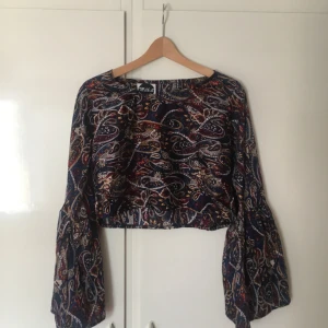  - Magtröja med vida ärmar i härligt mönster. Använd ett fåtal gånger. Köpt från Asos.  Köpare står för frakt. Kan även mötas upp i Oskarshamn/Västervik fram till 25 augusti, därefter i Uppsala/Sthlm. 