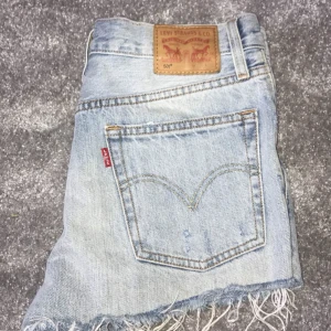  - Snygga Levis shorts som tyvärr är för stora för mig. Använt fåtal gånger! 250kr ink frakt!