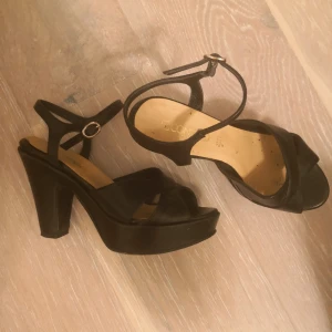  - Säljes billigt/snabbt pga flytt. Köpta i italien för motsvarande 800kr. Äkta läder. Strl 36