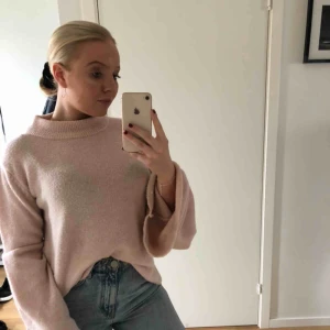  - Jättefin stickad tröja från Gina Tricot i storlek 34 som dock känns större. Köpte den förra hösten men det kommer tyvärr inte till användning nu. Så varm och bekväm att ha på sig 💕